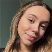 Profesora de inglés imparte clases de inglés (también de otras asignaturas) a niños de primaria